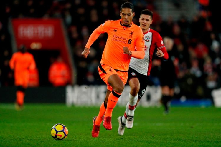 Bek Liverpool FC, Virgil van Dijk, berlari sambil mengontrol bola dalam laga Liga Inggris kontra Southampton di Stadion St. Marys, Southampton, pada 11 Februari 2018.
