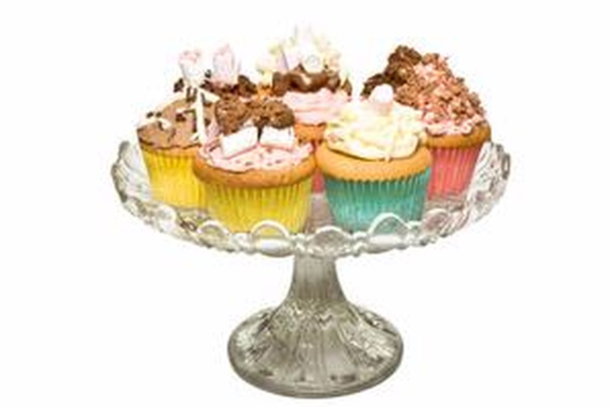 Cake stand yang sudah tak terpakai bisa dimanfaatkan sebagai wadah penyimpan bumbu dapur.