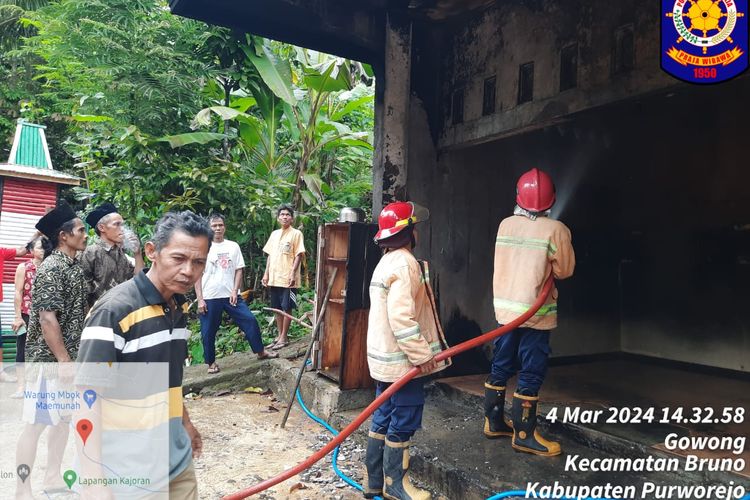 Satu rumah milik Tiya Ristiyani  (38) di Dusun Klibang Desa Kaliwungu, Kecamatan Bruno, Purworejo, Jawa Tengah terbakar pada Senin (4/3/2024) siang.
