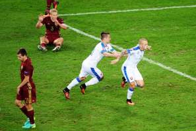 Gelandang Slovakia, Vladimir Weiss (kanan) merayakan golnya usai membobol gawang Rusia pada pertandingan penyisihan Grup B Piala Eropa 2016 di Stadion Pierre-Mauroy Stadium, Lille, Rabu (15/6/2016). 