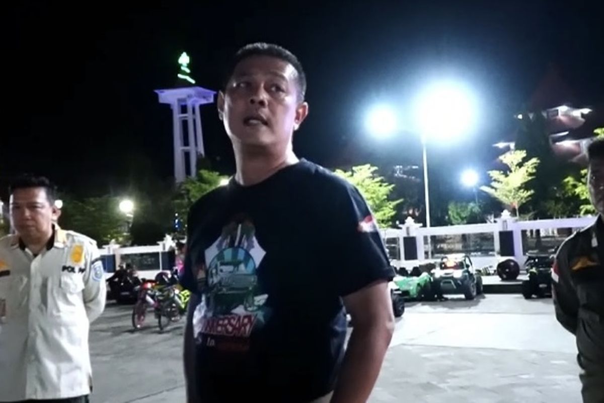 Kepala Satpol PP dan Damkar Indramayu, Teguh Budiarso saat memberikan keterangan perihal penertiban penyewa mainan mobil-mobilan di Alun-alun Indramayu, Jawa Barat, Kamis (11/9/2025)