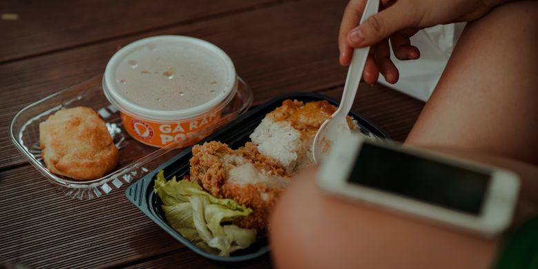 Penggunan sendok plastik masif di sistem delivery order makanan sehingga berdampak buruk pada lingkungan