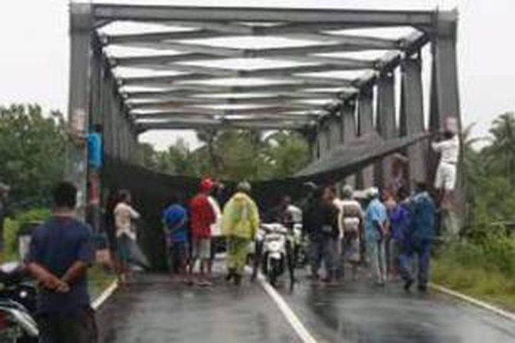 Puluhan warga Desa Eti Kecamatan Piru Kabupaten Seram Bagian Barat (SBB) Maluku tampak sedang memblokade Jembatan Wai Eti, Kamis (6/3/2014).  