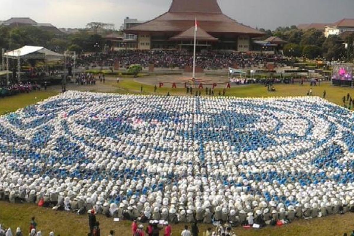 Para Gajah Mada Muda saat membentuk formasi United Nations di Lapangan Pancasila Grha Sabha Pramana UGM