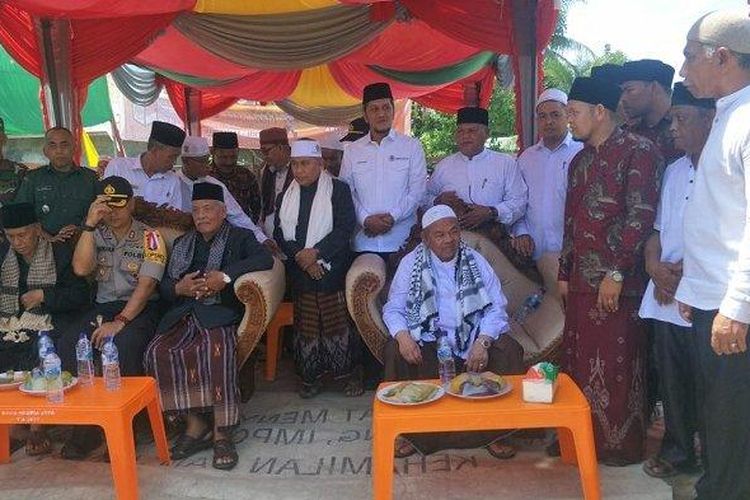 Pembangunan Masjid Baitul Muttaqin, Desa Parang Sikureung, Kecamatan Matangkuli, Aceh Utara senilai Rp 2,9 miliar ditandai dengan peletakan batu pertama oleh enam ulama dan bersama unsur forkopimda setempat, Rabu (26/6/2019). 