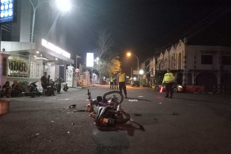 Tabrakan motor dengan mobil di simpang empat lampu merah di Kalurahan Pengasih, Kapanewon Pengasih, Kabupaten Kulon Progo, Daerah Istimewa Yogyakarta, Kamis (22/5/2025) pukul 00.15 WIB. Korban merupakan pelajar 14 tahun dan 13 tahun.