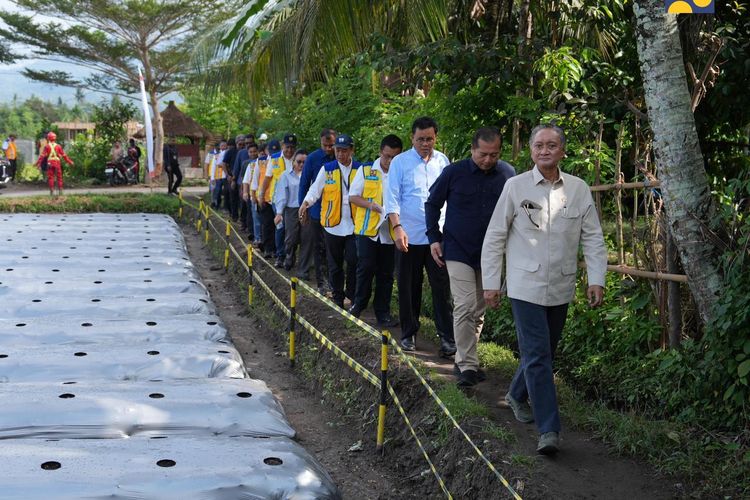 Menteri PU Dody Hanggodo saat meninjau rehabilitasi DI Sesaot di Kabupaten Lombok Barat Provinsi Nusa Tenggara Barat (NTB) pada Minggu (19/10/2025).