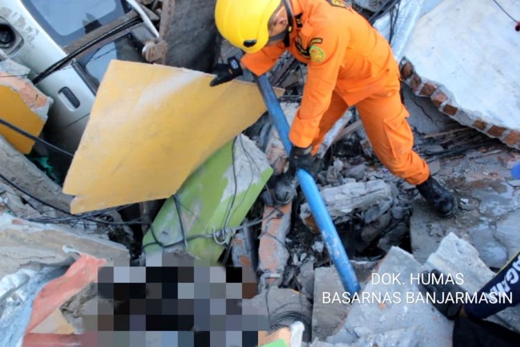 Tim SAR Banjarmasin melakukan evakuasi korban meninggal dunia yang tertimba reruntuhan bangunan di Kota Palu, Sulteng, akibat gempa 7,4 magnitudo, Senin (1/10/2018).