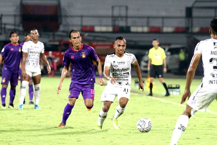 Pemain Bali United Irfan Jaya beraksi dalam laga terakhir Liga 1 2021-2022 kontra Persik Kediri di Stadion Kapten I Wayan Dipta, Gianyar, pada Kamis (31/3/2022) malam WIB.
