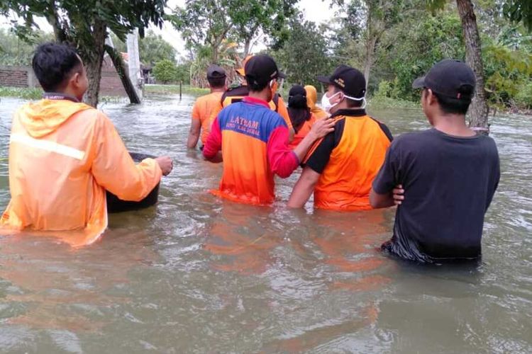 Petugas BPBD Demak saat menerjang banjir di Desa Prampelan Kecamatan Sayung Kabupaten Demak Jawa Tengah , Senin (8/2/2021)