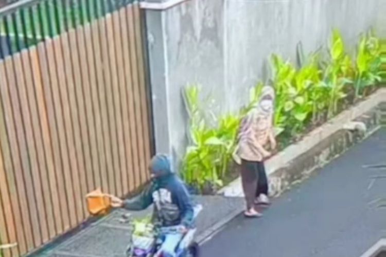 Seorang guru di SMP Swasta Cendrawasih 1, Ida Hasanah menjadi korban penjambretan di Jalan Asem IX, Cipete Selatan, Cilandak, Jakarta Selatan.