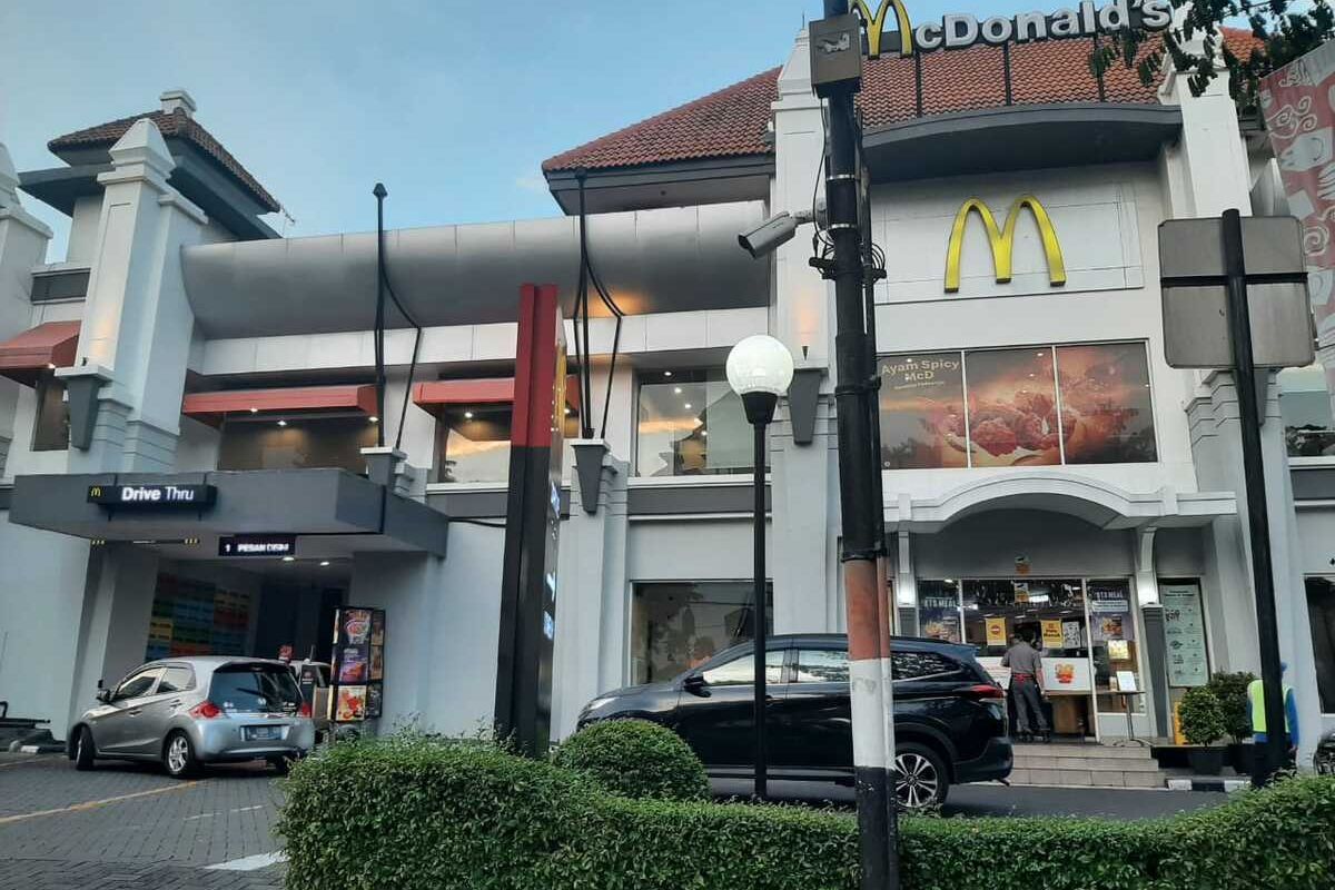 Gerai McDonald's Jalan Raya Darmo Surabaya