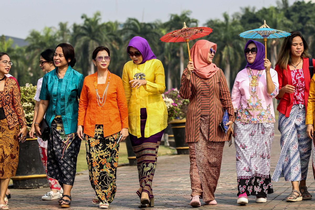 Sekelompok pegiat kebaya, menggelar kampanye gerakan #SelasaBerkebaya di sekitaran Tugu Monas, Jakarta Pusat, Selasa (2/7/2019). Kampanye #SelasaBerkebaya ini digagas untuk membiasakan perempuan mengenakan kebaya.