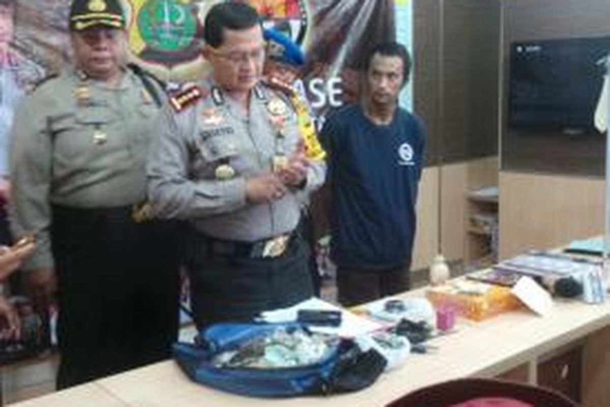 Risian (17) (baju tahanan biru) pemuda yang ditangkap merampok di minimarket di Koja, Jakarta Utara diamankan pihak kepolisian.