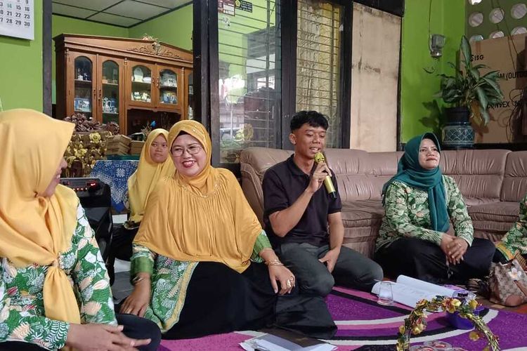 Sito Apri Nurrochim dukuh Padukuhan Kajor saat di Kantor Kalurahan Nogotirto, Kapanewon Gamping, Kabupaten Sleman saat memberikan sambutan dikegiatan ibu-ibu.