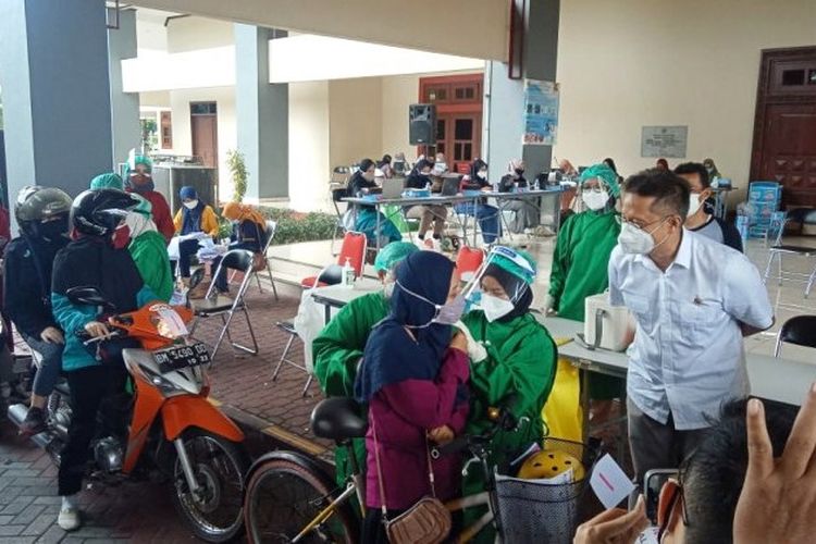 Menkes Budi Gunadi Sadikin saat meninjau vaksinasi drive thru di UGM, Sabtu (31/7/2021).