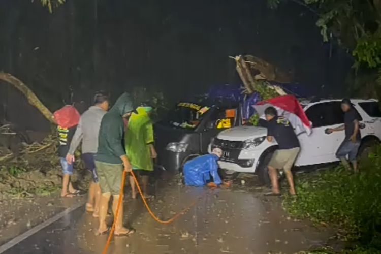 Hujan deras mengguyur wilayah Kabupaten Gowa Sulsel akibatkan tanah longsor di Desa Lonjoboko, Kecamatan Paranglaoe, Kabupaten Gowa, Sulsel, Rabu (16/11/2022) sore menjelang malam.
