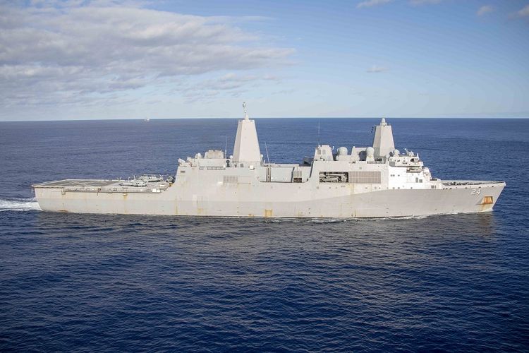 Foto yang dirilis pada Desember 2018 oleh Angkatan Laut AS, menampilkan kapal USS Arlington, yang membawa kapal amfibi dan sistem rudal Patriot.