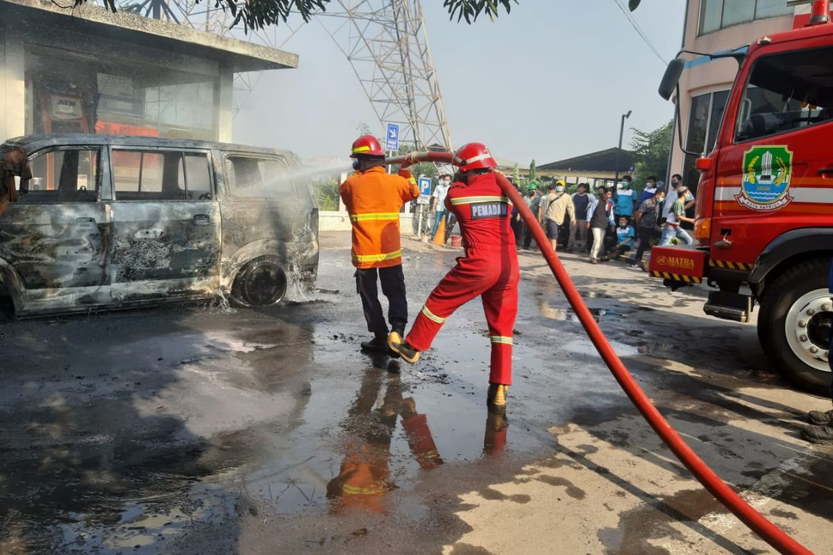 Sebuah mobil APV SGX tahun 2008 bernomor polisi B 1561 AFF terbakar di Ir Juanda, Margahayu, Bekasi Timur, Kamis (23/7/2020).