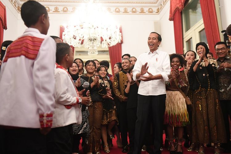 Presiden Joko Widodo (kanan) menyaksikan pertunjukan musisi-musisi muda indonesia sebelum tampil dalam konser Talenta Muda Bhineka Tunggal Ika di Istana Negara, Jakarta, Jumat (23/8/2019). Konser itu menampilkan musisi-musisi muda indonesia yang telah berprestasi di tingkat internasional dan diharapkan dapat memacu generasi muda Indonesia untuk dapat terus mengembangkan potensi dan kreativitas. ANTARA FOTO/Akbar Nugroho Gumay/nz.