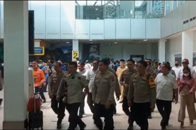 Kapolda Jambi, Irjen Pol Rusdi Hartono saat tiba di bandara Sultan Thaha Jambi, bagian tangan kanannya masih menggunakan gips 