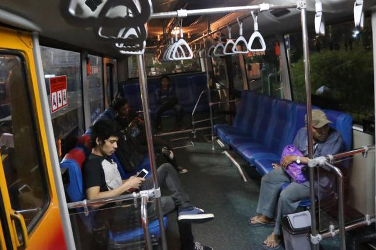 Suasana di dalam bus transjakarta yang melayani angkutan malam hari (amari) saat melintas di kawasan Blok M, Jakarta Selatan, Selasa (3/6/2014). Terkait rencana pengoperasian bus selama 24 jam, Unit Pengelola (UP) Transjakarta telah resmi mengoperasikan 18 armada transjakarta amari sejak Minggu, 1 Juni lalu. WARTA KOTA/ANGGA BHAGYA NUGRAHA