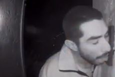 Pria Ini Tertangkap Kamera Jilati Bel Pintu Selama 3 Jam