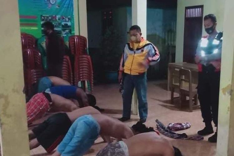 Polisi melakukan pembinaan dengan hukuman push up kepada 8 bocah setelah diamankan karena tawuran perang sarung di Desa Grogol, Kecamatan Dukuhturi, Tegal, Kamis (7/4/2022) (Istimewa)
