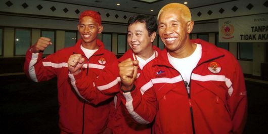  *** Local Caption *** Atlet layar yang akan dikirim ke Pusan Korea Selatan, Muhammad Fadli Faisal Yusuf (kiri, berambut merah) dan I Gusti Oka Sulaksana (kanan, berambut merah).