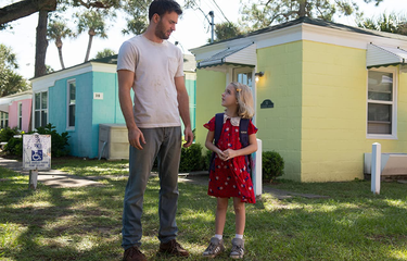 Chris Evans dan McKenna Grace dalam film drama komedi Gifted (2017).