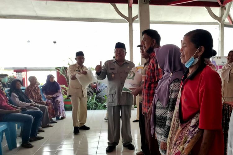 Wali Kota Blitar Santoso membagikan beras bantuan dari Bapanas kepada warga Kelurahan Sentul, Kota Blitar, Kamis (21/9/2023)