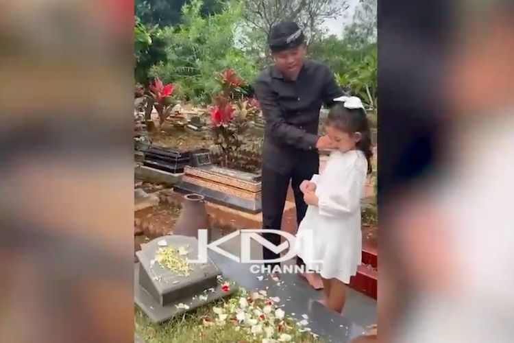Momen Haru Dedi Mulyadi Nyekar Bersama Hyang Sukma Ayu di Lebaran 2026