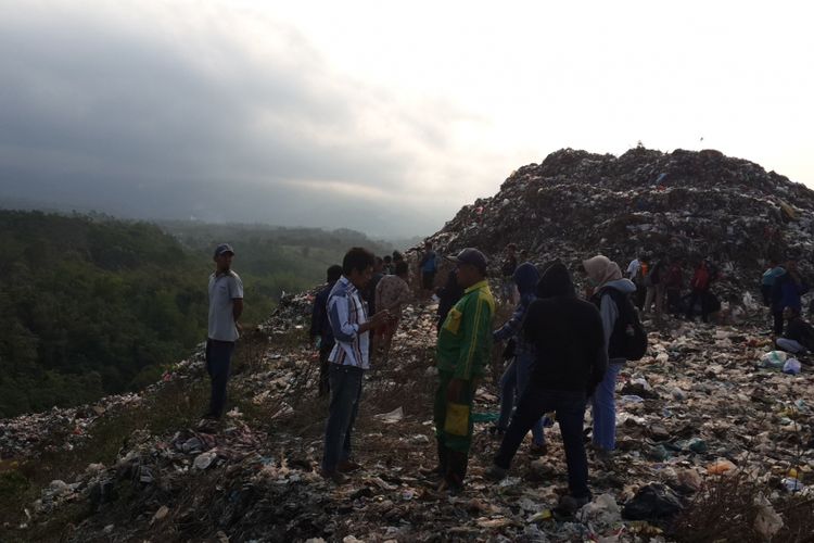 Seorang pemulung bernama Agus Sujarno hilang pasca tertimbun longsoran sampah di TPA Supit Urang, Kota Malang, Rabu (11/7/2018).