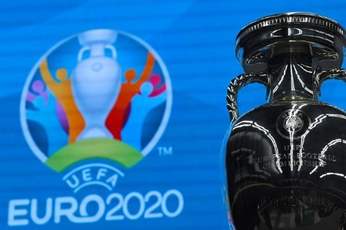 Trofi kejuaraan sepak bola Euro 2020 ditampilkan selama sesi Football in the city interiors sebagai bagian dari St. Petersburg. (Foto: EVGENY BIYATOV/SPUTNIK via AFP)