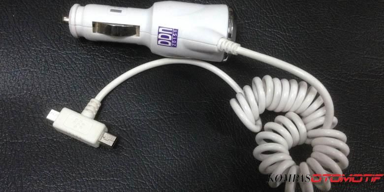 Salah satu contoh charger handphone yang bisa digunakan di dalam mobil.