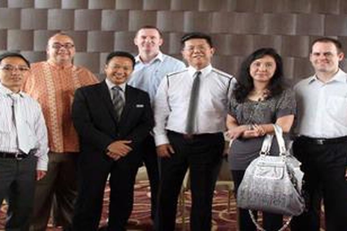 Tanto Kurniawan, Presdir Paramount Serpong (ketiga dari kanan), Charles Brookfield, President dan CEO Aston International (kedua dari kiri)