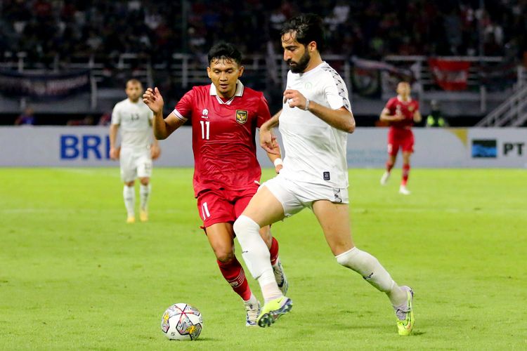 Pemain Timnas Indonesia Dendi Sulistyawan menjaga pemain Palestina saat pertandingan FIFA Matchday yang berakhir dengan skor 0-0 di Stadion Gelora Bung Tomo Surabaya, Rabu (14/6/2023) malam.