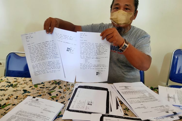 Ketua BPD Citemu, Kecamatan Mundu, Kabupaten Cirebon, Jawa Barat, memberikan kesaksiannya terkait Nurhayati kepada sejumlah media, di Kantor Balaidesa, Sabtu (19/2/2022)
