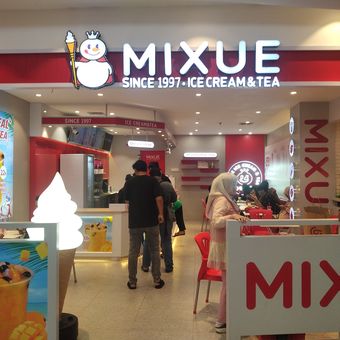 Ilustrasi gerai bubble tea dan es krim Mixue.