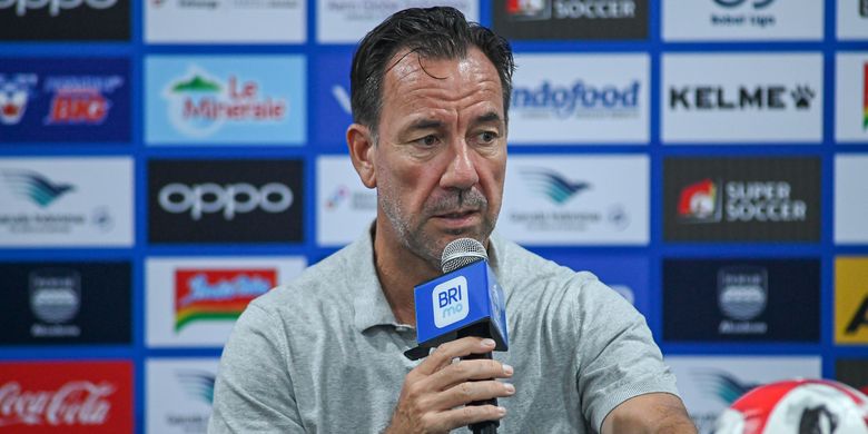 Pelatih kepala PSIM Yogyakarta di Super League 2025-2026 Jean Paul van Gastel dalam sesi konferensi pers. 