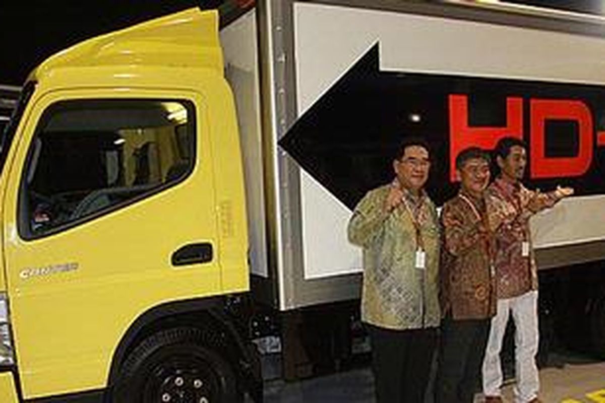 Rizwan Alamsjah Ikiri) dan H. Mizuhara (Predir KTB, tengah) bersama Super Capacity