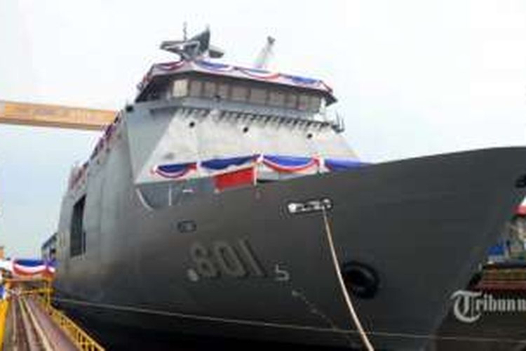 Kapal perang Strategic Sealift Vessel (SSV)-1 buatan PT PAL Indonesia pesanan Filipina sebelum peluncuran di Galangan Kapal PT PAL, Tanjung Perak, Surabaya, Senin (18/1/2016).