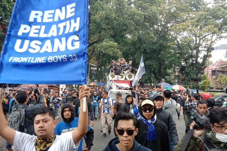 Fans Klub Sepak Bola Persib Bandung tengah melakukan aksi unjuk rasa di Graha Persib Bandung. Mereka meneriakan 'Rene out, ganti pelatih sekarang juga'.
