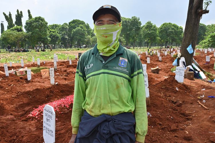 Foto yang diambil pada 6 Mei 2020, memperlihatkan Junaidi Hakim salah seorang penggali makam di pemakaman Pondok Ranggon, Jakarta Timur. Pondok Ranggon merupakan salah satu dari dua pemakaman yang ditunjuk khusus untuk mengubur korban meninggal Covid-19 di Jakarta. AFP memberitakan para penggali makam bekerja 15 jam per hari, 7 hari per minggu, dengan gaji bulanan Rp 4,2 juta.