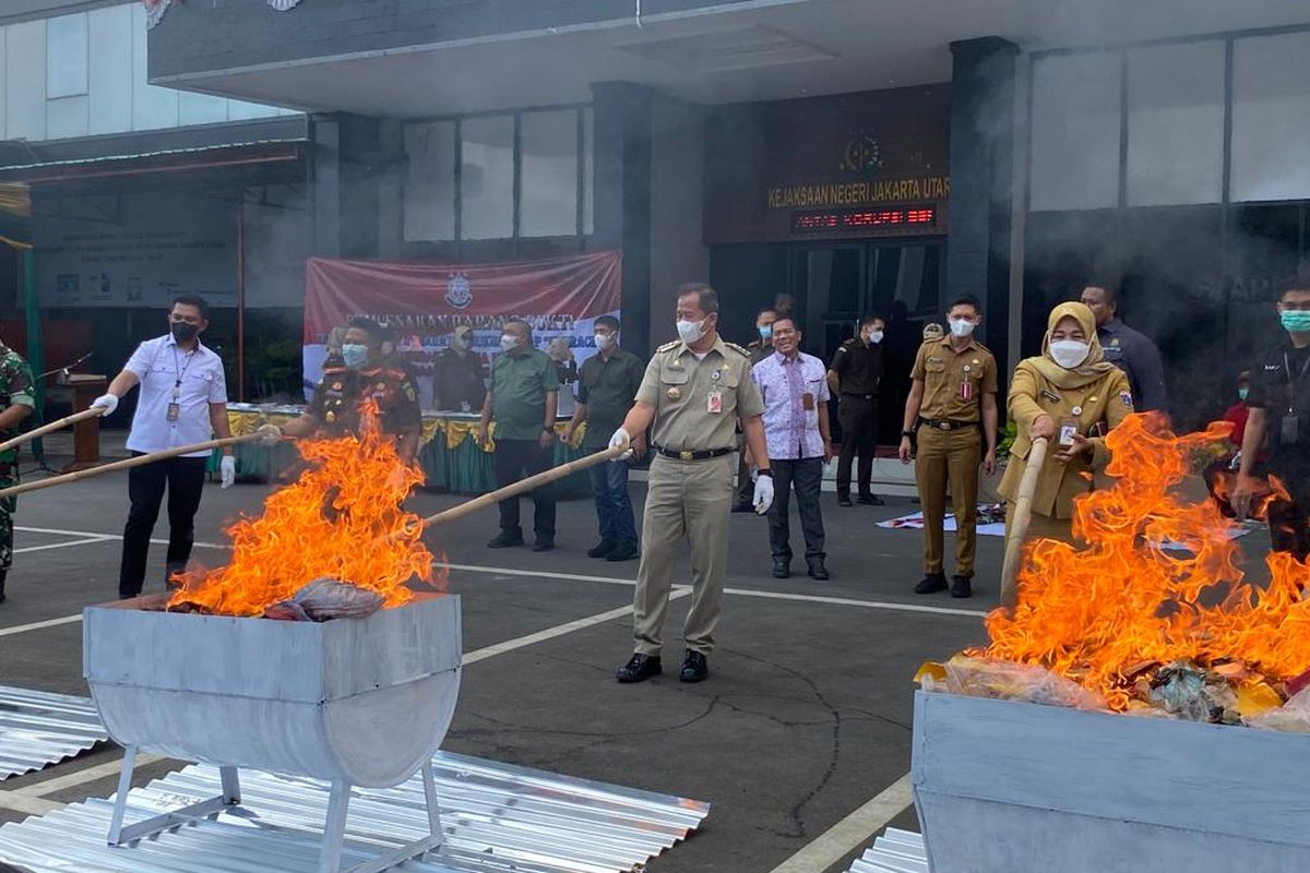 Kejaksaan Negeri Jakarta Utara berdama Wali Kota Jakarta Utara Ali Maulana Hakim memusnahkan barang bukti tindak pidana di halaman kantor Kejari, pada Selasa (6/9/2022). 