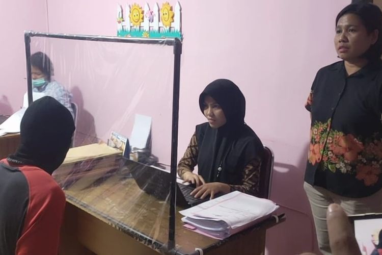 RH alias BO (51) tersangka p[emerkosa lima anak kandung dan dua cucu saat menjalani pemeriksaan ol;eh penyidik unit PPA Polresta Pulau Ambon dan Pulau-Pulau Lease, Kamis (16/6/2022)