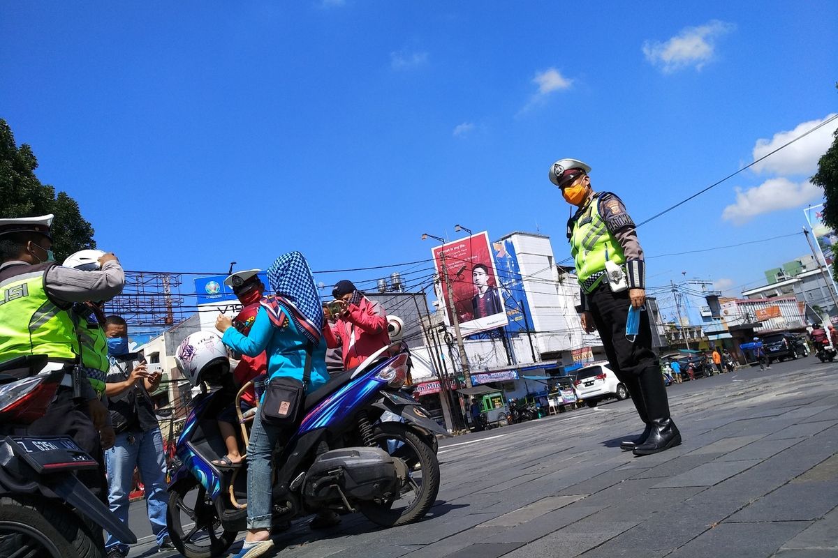 Polisi gelar razia pengendara masker dan memberikan masker gratis kepada pelanggar di kawasan Jalan HZ Mustofa Kota Tasikmalaya, Kamis (9/4/2020).