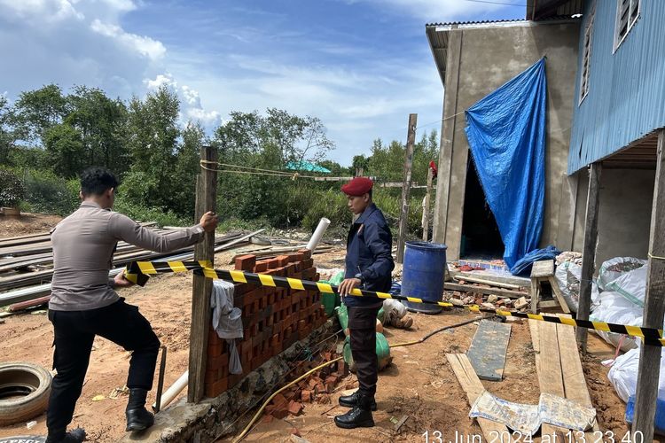 Polisi memasang police line di rumah pasangan nelayan Pulau Sebatik, Nunukan Kaltara yang meninggal akibat tersetrum listrik, Kamis (13/6/2024).