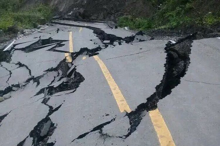 Jalan Sabuk Merah Perbatasan Indonesia-Timor Leste di Desa Debululik, Kecamatan Lamaknen, Kabupaten Belu, Nusa Tenggara Timur (NTT) ambles