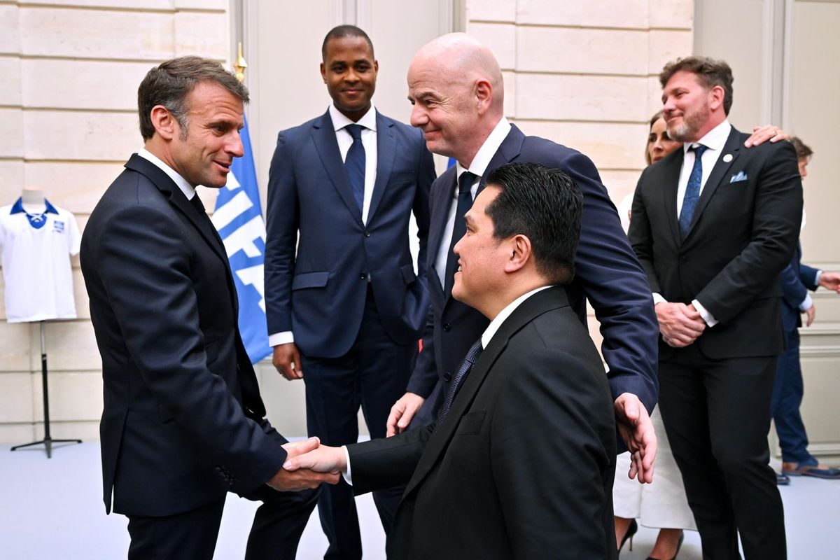 Menteri BUMN Erick Thohir bertemu Presiden Prancis Emmanuel Macron dan Presiden FIFA Gianni Infantino dalam perayaan Anniversary ke-120 FIFA di Élysée Palace pada Selasa (21/5/2024). 